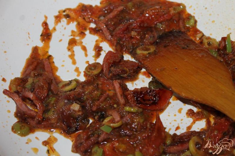Фото приготовление рецепта: Острая паста в томатном соусе с салями и вялеными томатами шаг №6