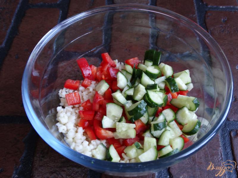 Фото приготовление рецепта: Салат с крабовыми палочками и булгуром шаг №3
