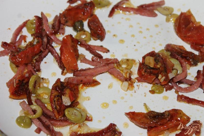 Фото приготовление рецепта: Острая паста в томатном соусе с салями и вялеными томатами шаг №4