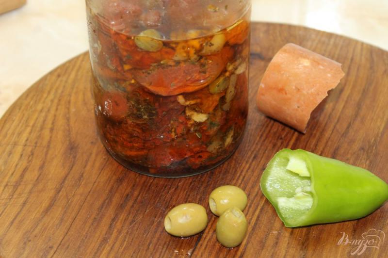 Фото приготовление рецепта: Острая паста в томатном соусе с салями и вялеными томатами шаг №1