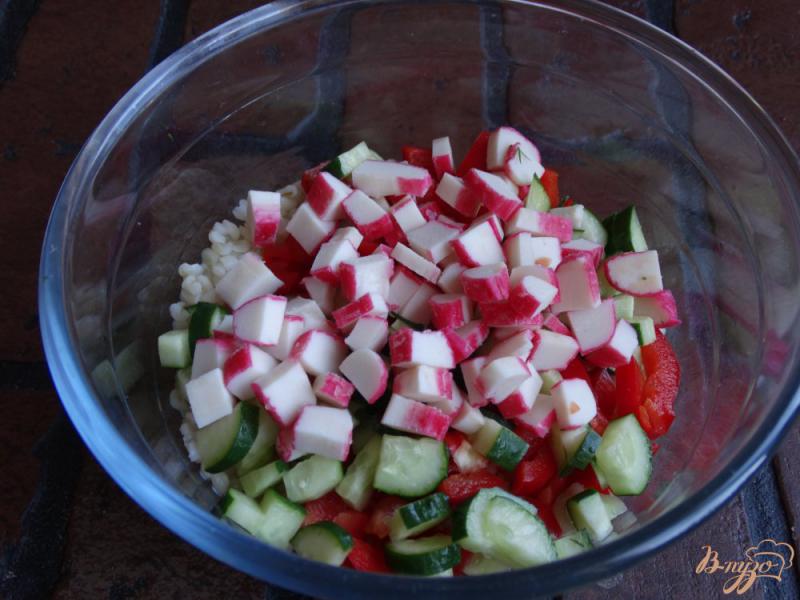 Фото приготовление рецепта: Салат с крабовыми палочками и булгуром шаг №4