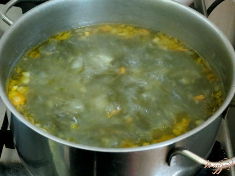 Фото приготовление рецепта: Щавелевый суп с перепелиными яйцами. шаг №5