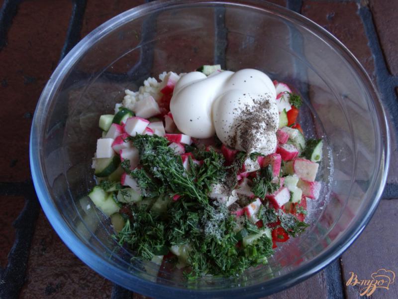 Фото приготовление рецепта: Салат с крабовыми палочками и булгуром шаг №5