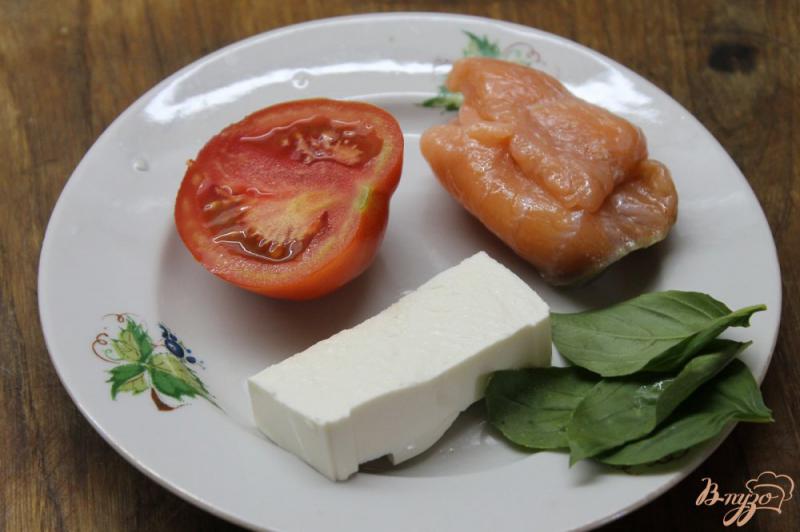 Фото приготовление рецепта: Гренки с начинкой из соленой семги, сыра Фета, помидоров и базилика шаг №2