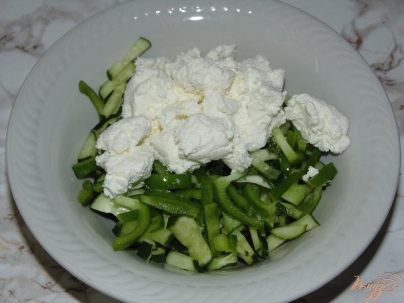 Фото приготовление рецепта: Творожный салат с болгарским перцем и огурцом шаг №3