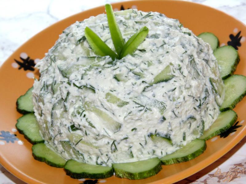 Фото приготовление рецепта: Творожный салат с болгарским перцем и огурцом шаг №5
