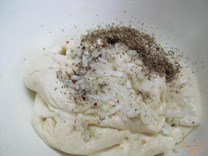 Фото приготовление рецепта: Луковый хлеб с прованскими травами шаг №4
