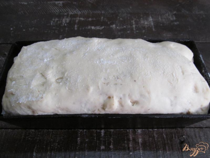 Фото приготовление рецепта: Луковый хлеб с прованскими травами шаг №5