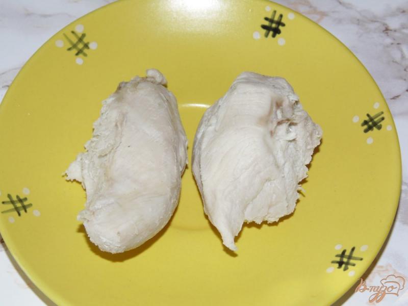 Фото приготовление рецепта: Салат из отварной курицы с овощами шаг №1