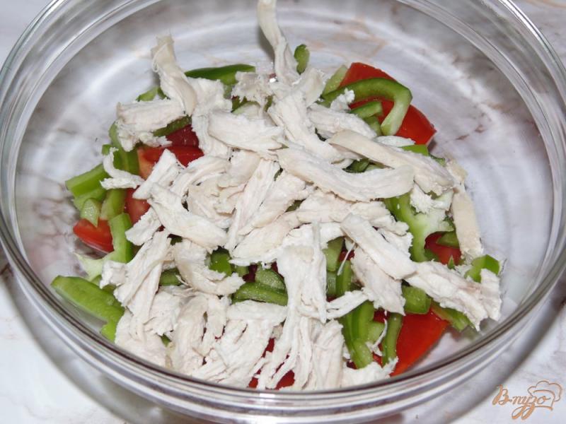 Фото приготовление рецепта: Салат из отварной курицы с овощами шаг №4