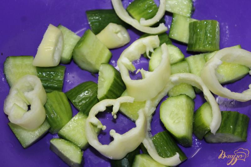 Фото приготовление рецепта: Греческий салат с вялеными томатами шаг №2