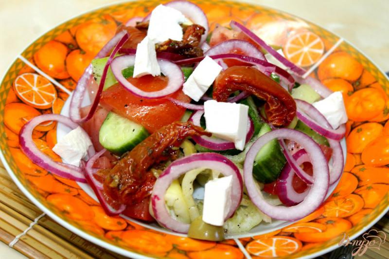 Фото приготовление рецепта: Греческий салат с вялеными томатами шаг №7