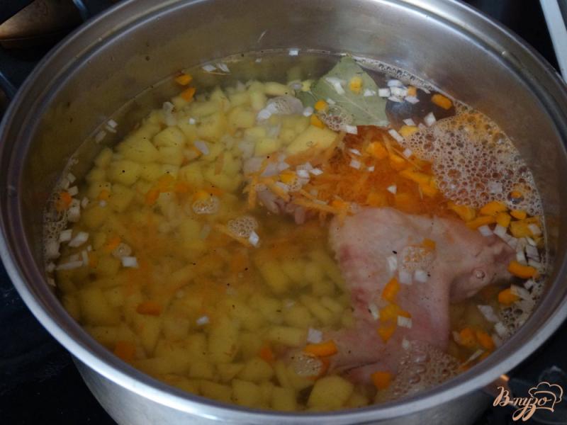 Фото приготовление рецепта: Куриный суп с яйцом шаг №3