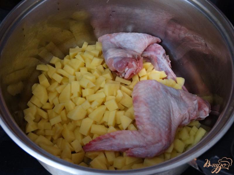 Фото приготовление рецепта: Куриный суп с яйцом шаг №1