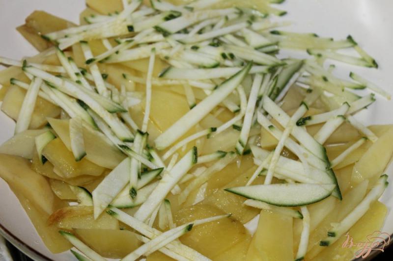 Фото приготовление рецепта: Жаренный овощи в яичной заправке с твердым сыром шаг №3