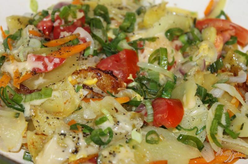 Фото приготовление рецепта: Жаренный овощи в яичной заправке с твердым сыром шаг №7