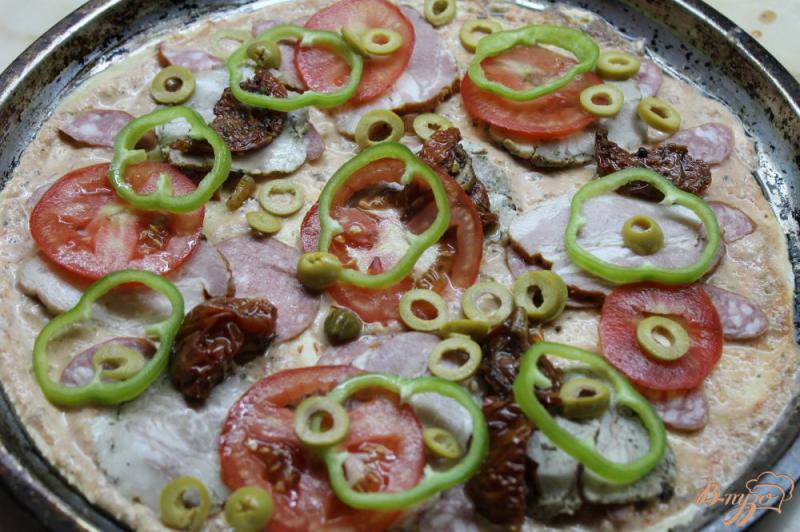 Фото приготовление рецепта: Мясная пицца на основе острого соуса с вялеными томатами и моцареллой шаг №6