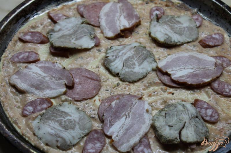 Фото приготовление рецепта: Мясная пицца на основе острого соуса с вялеными томатами и моцареллой шаг №4