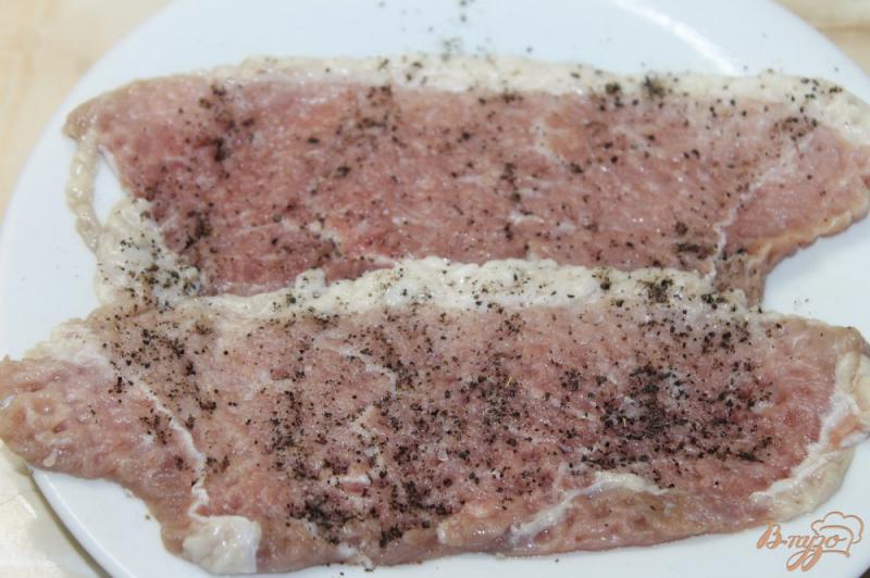 Фото приготовление рецепта: Свиные рулеты фаршированные сыром фета в сладком соусе из смородины шаг №2