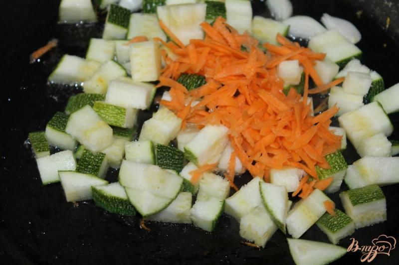 Фото приготовление рецепта: Сливочный крем - суп из кабачков, шпината и зеленого горошка шаг №3