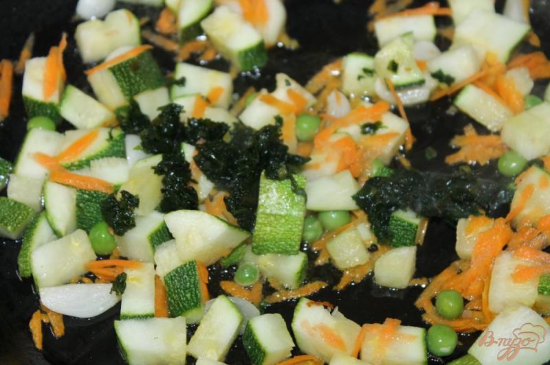 Фото приготовление рецепта: Сливочный крем - суп из кабачков, шпината и зеленого горошка шаг №5