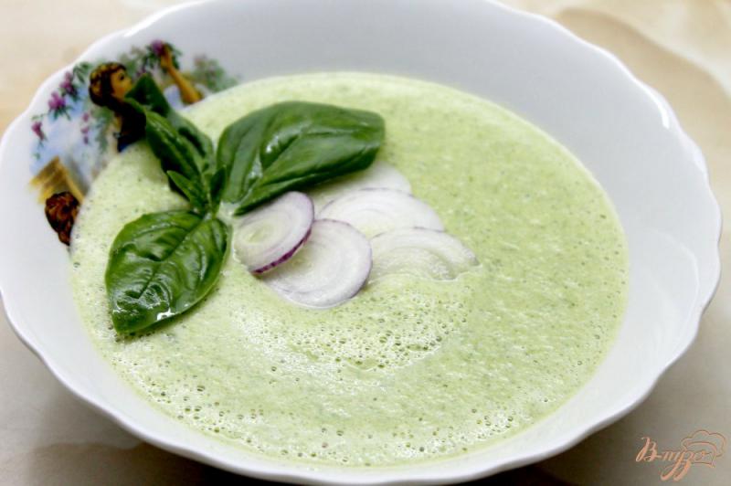 Фото приготовление рецепта: Сливочный крем - суп из кабачков, шпината и зеленого горошка шаг №9