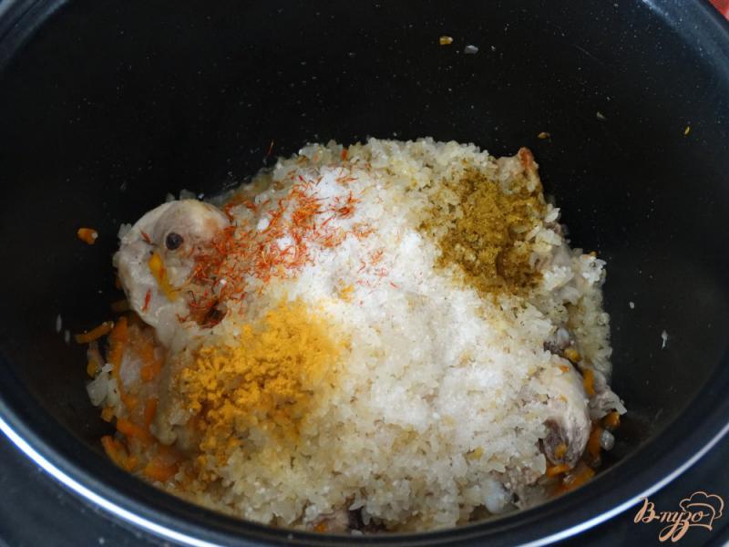 Фото приготовление рецепта: Плов с булгуром, рисом и курицей в мультиварке шаг №5