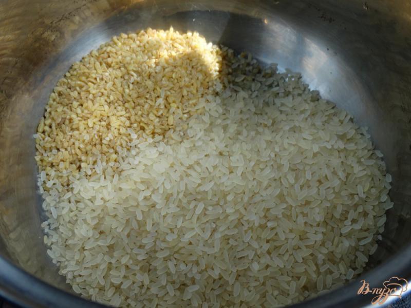 Фото приготовление рецепта: Плов с булгуром, рисом и курицей в мультиварке шаг №3