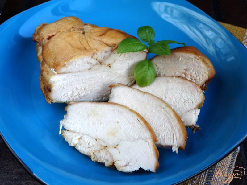 Фото приготовление рецепта: Куриная грудка запеченная в соево-чесночном маринаде шаг №6