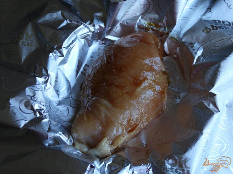 Фото приготовление рецепта: Куриная грудка запеченная в соево-чесночном маринаде шаг №4