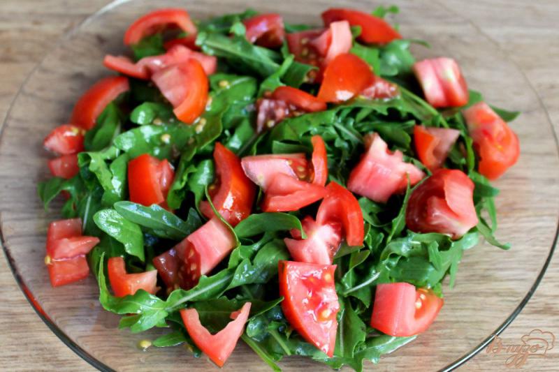 Фото приготовление рецепта: Салат с помидорами, чесночным творогом и оливками шаг №2