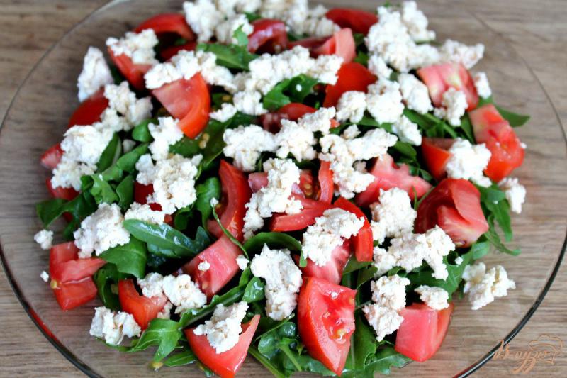 Фото приготовление рецепта: Салат с помидорами, чесночным творогом и оливками шаг №5