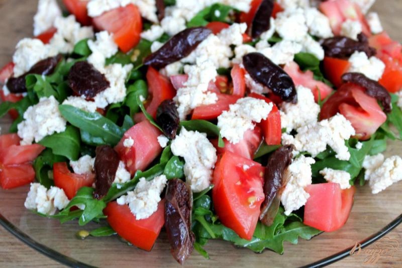 Фото приготовление рецепта: Салат с помидорами, чесночным творогом и оливками шаг №6