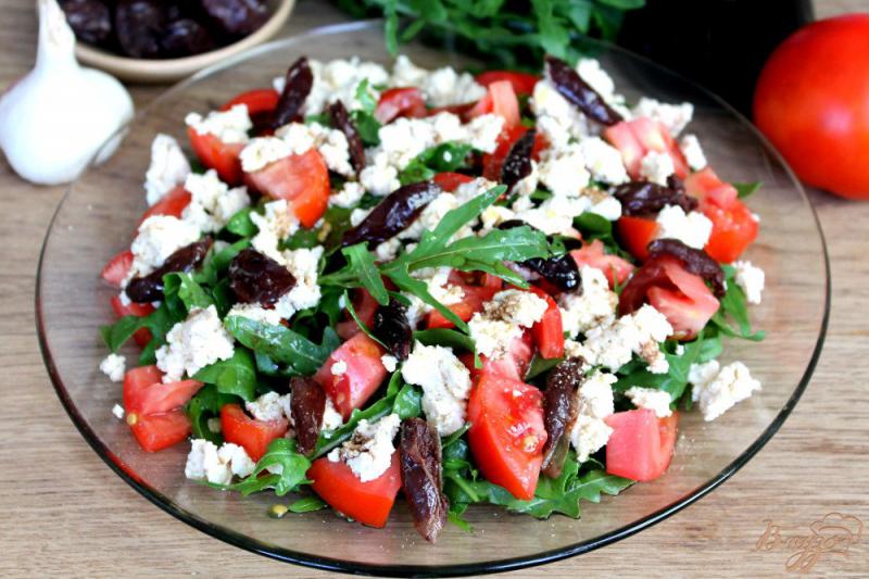 Фото приготовление рецепта: Салат с помидорами, чесночным творогом и оливками шаг №7