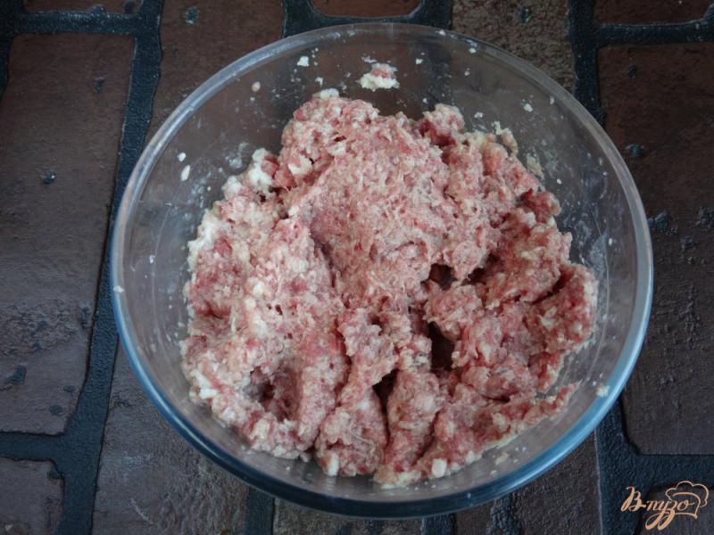 Фото приготовление рецепта: Мясные котлеты запеченные с помидорами и сыром шаг №3