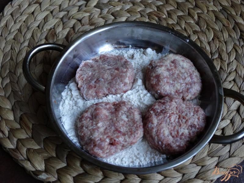 Фото приготовление рецепта: Мясные котлеты запеченные с помидорами и сыром шаг №4