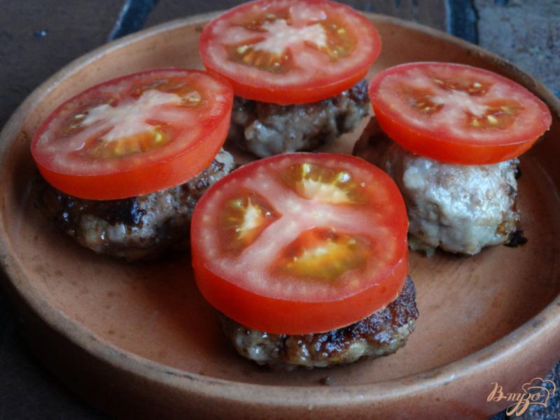 Фото приготовление рецепта: Мясные котлеты запеченные с помидорами и сыром шаг №7
