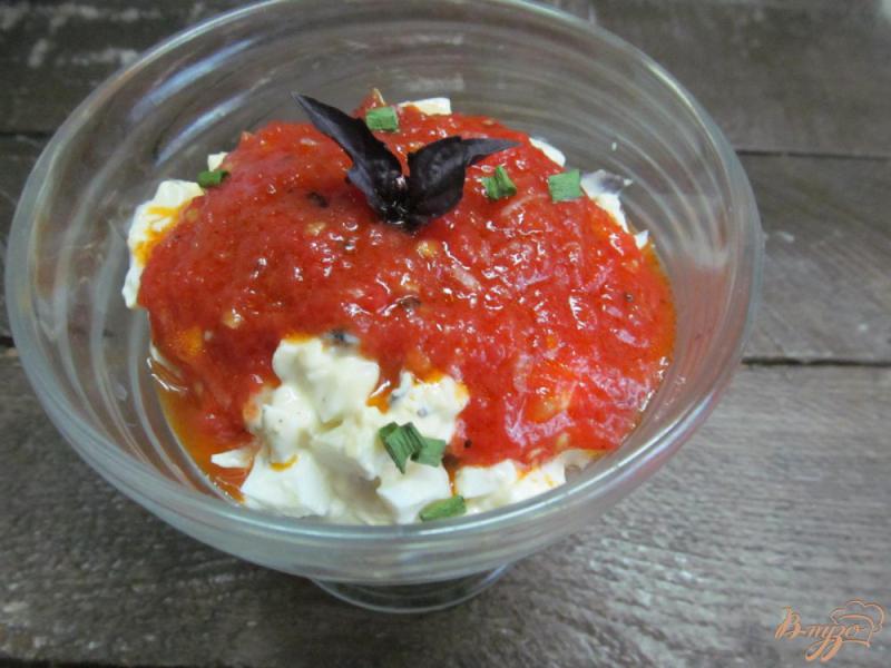 Фото приготовление рецепта: Яичный салат под томатным соусом шаг №4