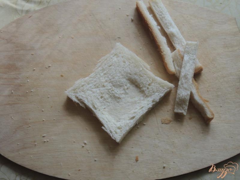Фото приготовление рецепта: Рулетики из сыра и хлеба шаг №1