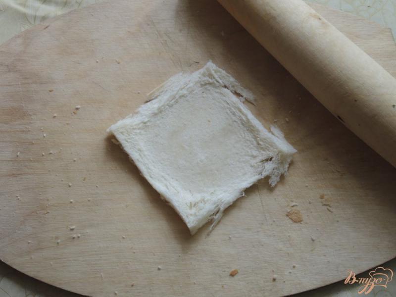 Фото приготовление рецепта: Рулетики из сыра и хлеба шаг №2