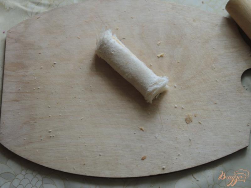 Фото приготовление рецепта: Рулетики из сыра и хлеба шаг №4