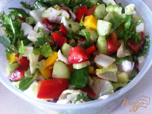 Фото приготовление рецепта: Овощной салат с брынзой шаг №7
