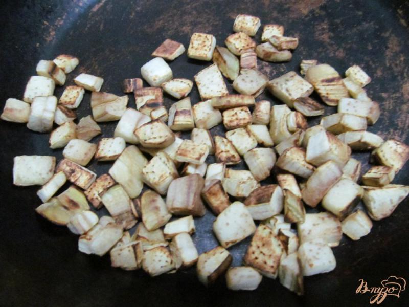 Фото приготовление рецепта: Салат из баклажана с горошком шаг №2