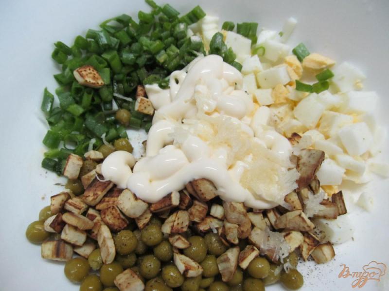 Фото приготовление рецепта: Салат из баклажана с горошком шаг №3