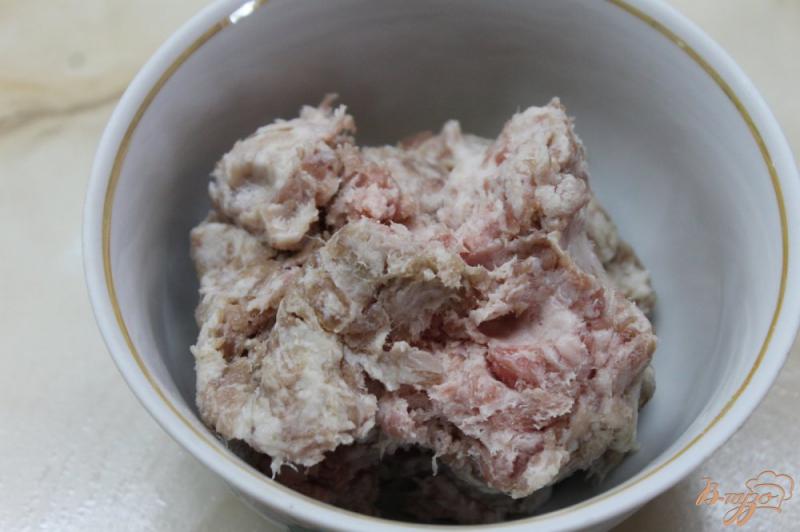 Фото приготовление рецепта: Свиные колбаски завернутые в кабачок шаг №1
