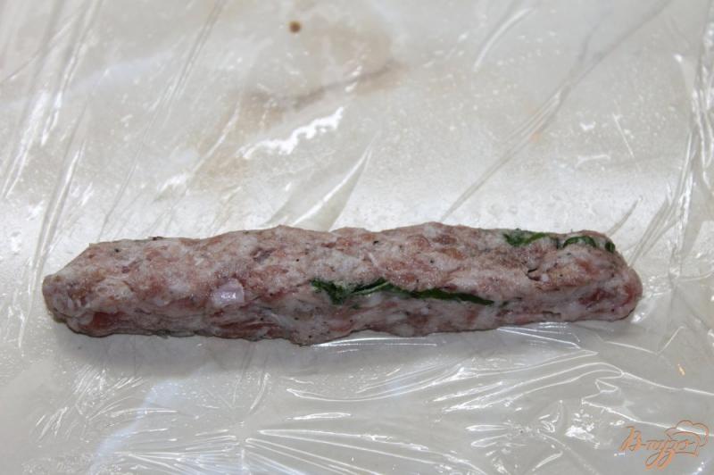 Фото приготовление рецепта: Свиные колбаски завернутые в кабачок шаг №4