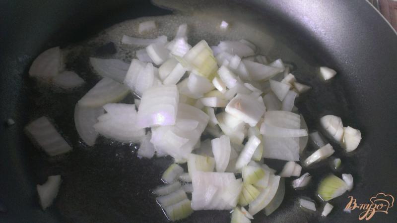 Фото приготовление рецепта: Сырный суп с колбасой шаг №3