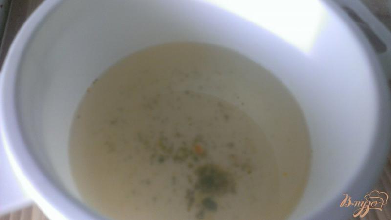 Фото приготовление рецепта: Сырный суп с колбасой шаг №11