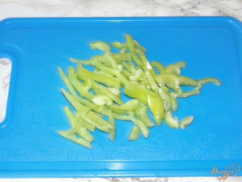 Фото приготовление рецепта: Салат из малосольных огурцов, сладкого перца и черной фасоли шаг №3