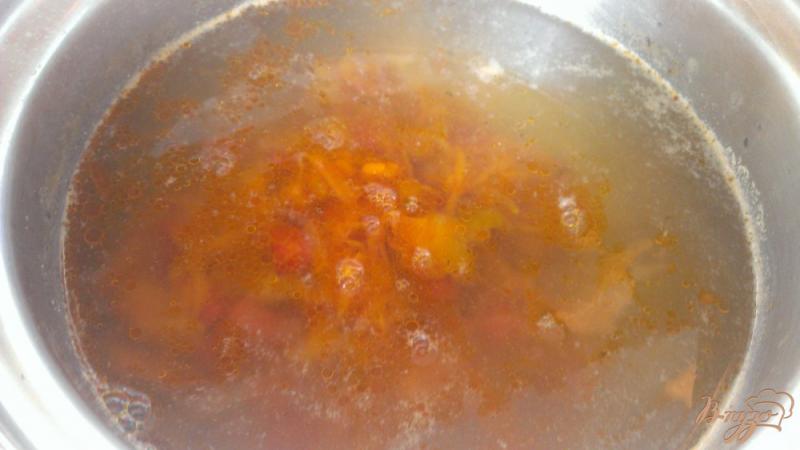 Фото приготовление рецепта: Сырный суп с колбасой шаг №14
